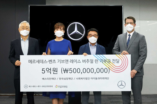 이훈규 아이들과미래재단 이사장(왼쪽부터), 설수진 베스티안재단 대표, 조범구 한국심장재단 이사장, 토마스 클라인 메르세데스 벤츠 사회공헌위원회 의장이 지난 14일 서울 중구 벤츠코리아 본사에서 진행된 기부금 전달식에서 기념사진을 찍고 있다. 메르세데스 벤츠코리아 제공